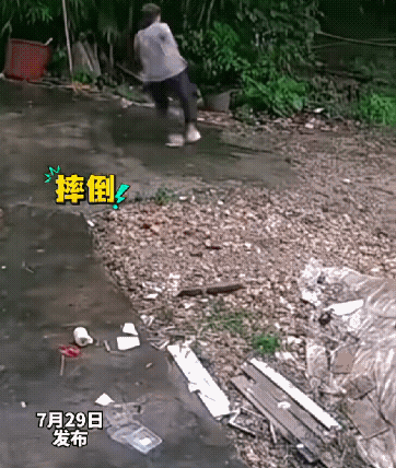 《冷漠的心》
男人门前坐，
盘腿又搓脚。
女子忙中错，
失脚栽地上，
男人看到后