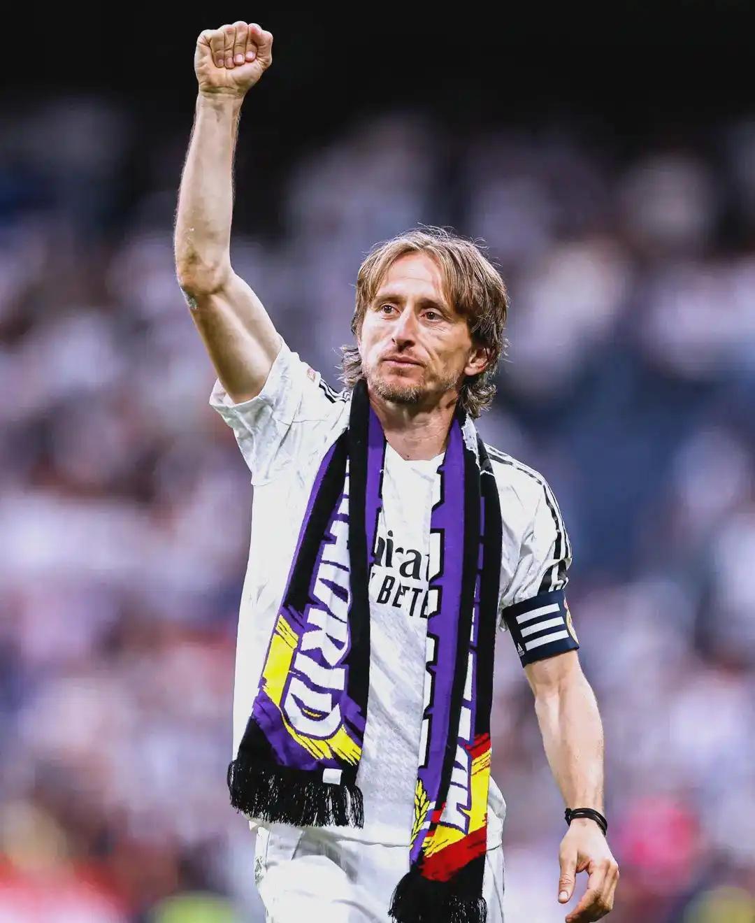 罗马诺报道在皇马内部有很多人觉得放走莫德里奇是一个错误！先不说竞技方面，单单是领