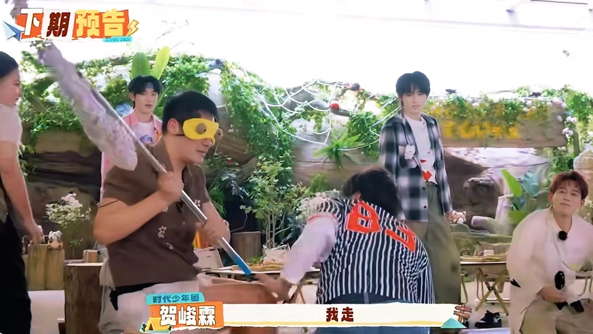 他咋这么萌🧐手轻轻在兵哥腿上扒拉一下 
