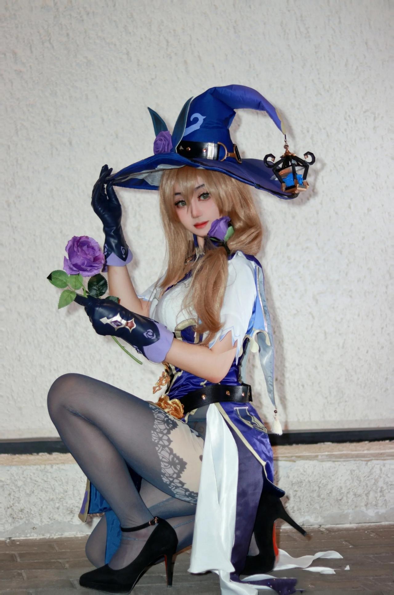 拿着玫瑰花的魔女，是图书管理员丽莎!她也是个狠角色，大坏蛋哦！  