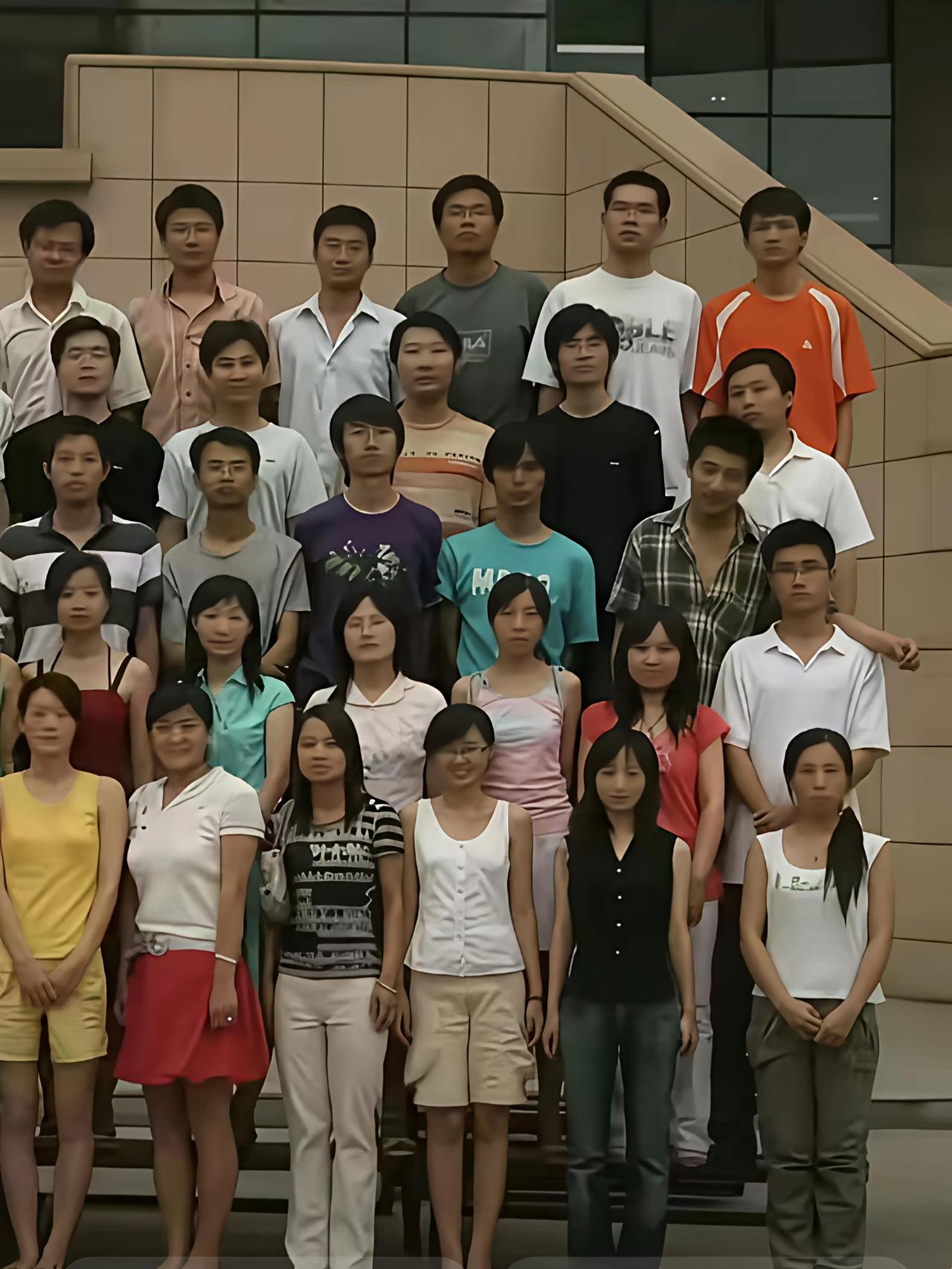 我姑跟张老师是富裕一中的同学
张老师走了以后我姑很伤心，这两天总看他们的毕业照