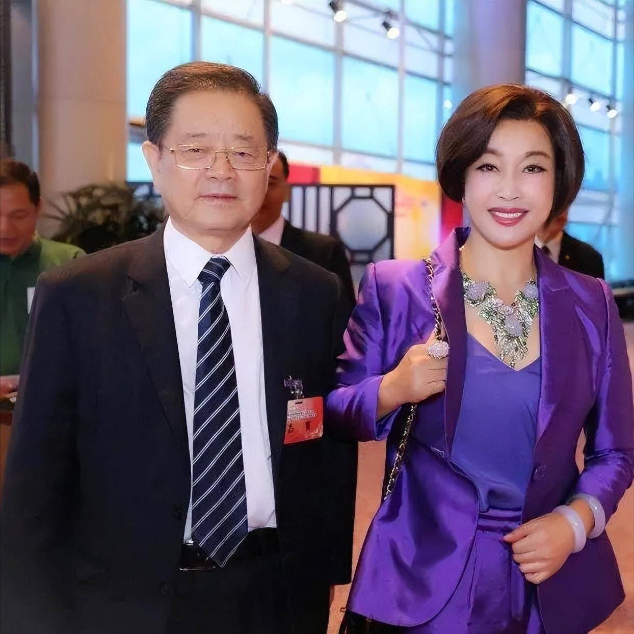 演员，刘晓庆，五十八岁，嫁给了富豪王晓玉，这个王晓玉可不简单，家具大王，父亲是黄