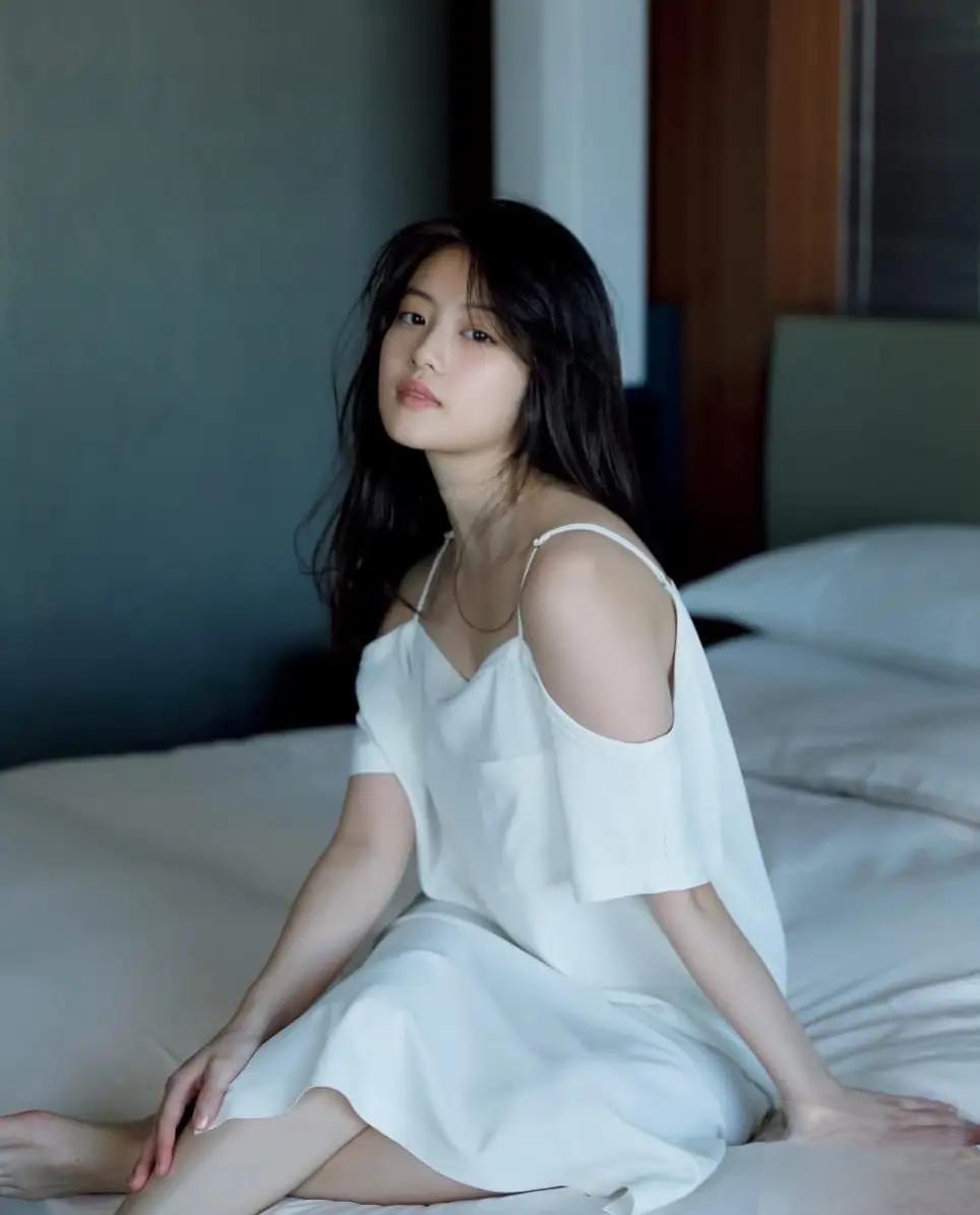 恬静的美女！
她是一位日本艺人，您知道她是谁么？