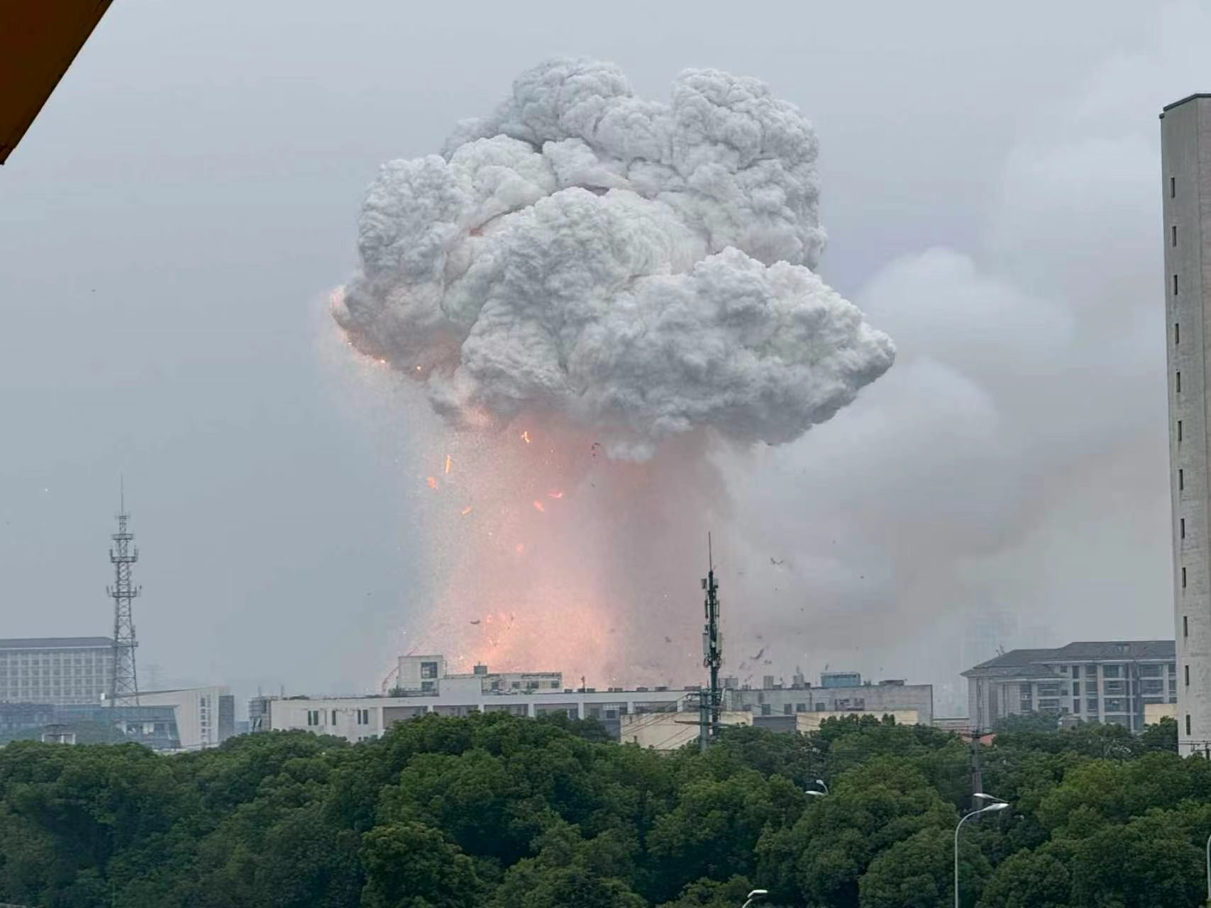 刚才睡梦中被巨大的爆炸冲击波震醒的，像是哪里在打隧道，重庆的朋友不知道有没有感受