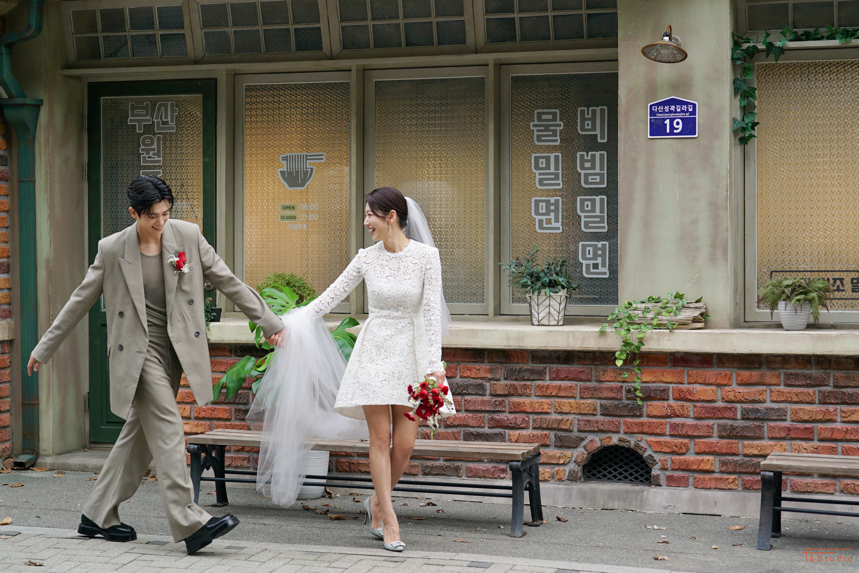 #朴信惠[超话]#✨#低谷医生# 又一波婚纱照👰🏻🤵cr:演员朴炯植工作室