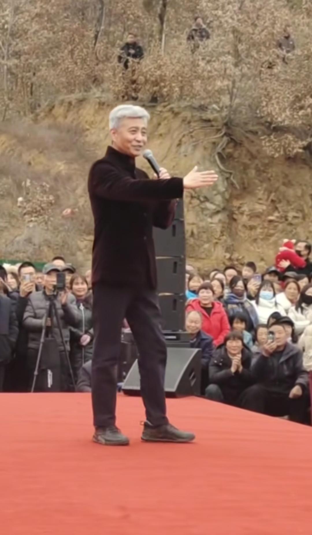 一句话的事儿，

没想到代价这么大，

周炜以前可火了，上过8次春晚，还是相声名