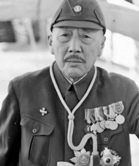 1975年，在东北深山，一个猎人发现一具骨骸，心里很难受，当他看到骨骸旁的破烂本
