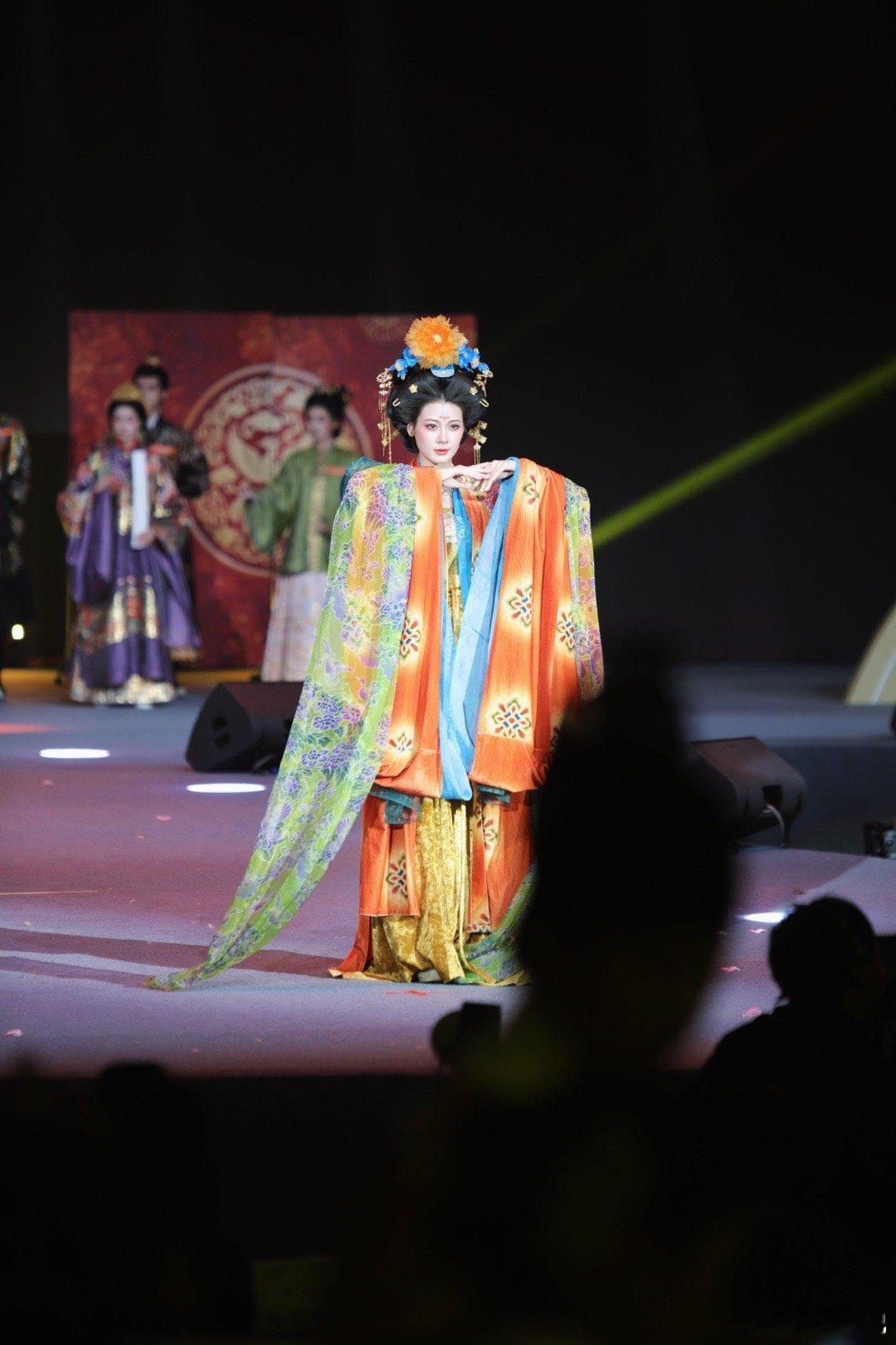 好久没在内娱见过这种类型了 这才是真正的国风美人吧，一举一动都透着温婉和雅致。 