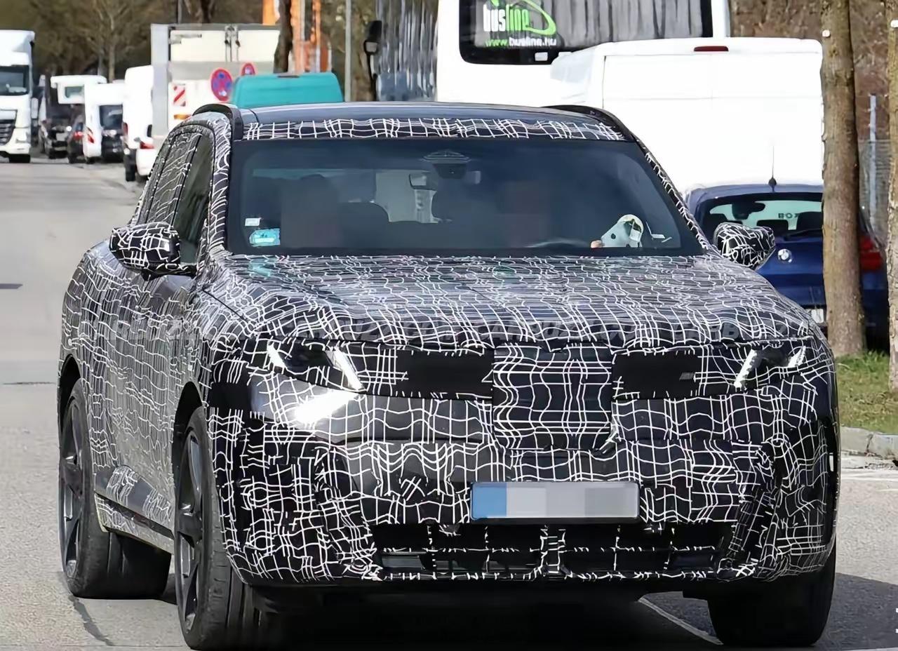 宝马iX5 M70这波，我先泼盆冷水。3秒级零百、700km续航，数据看着确实猛