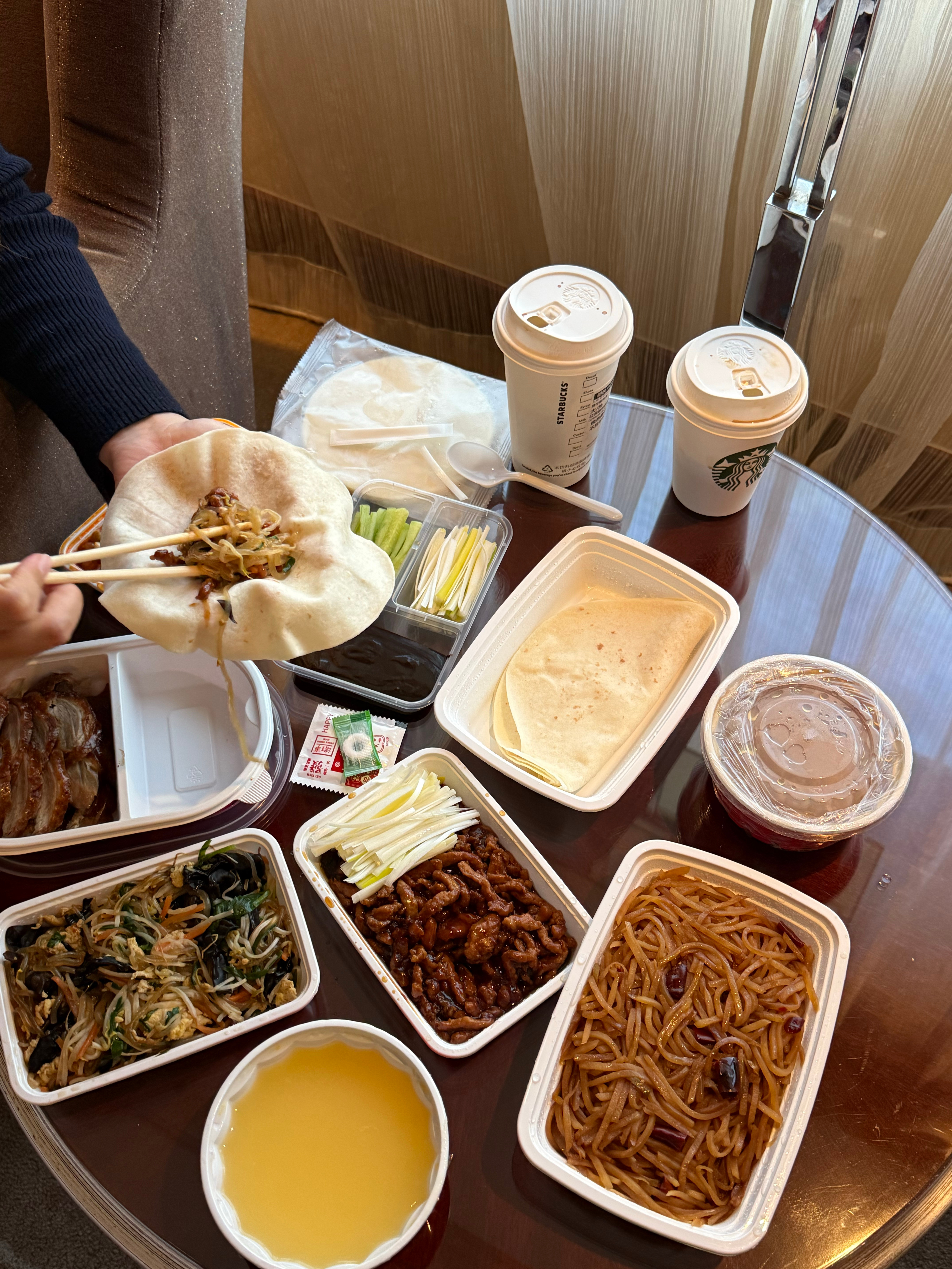 来北京当然得吃片皮烤鸭和春饼啦（ps：北京连外卖柜都加工成保温箱了，可见有多冷）