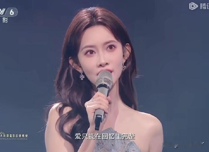 要不是湾区望明月这场晚会，真的被孟子义“骗”了！原来以前上综艺她唱歌跑调是在藏拙