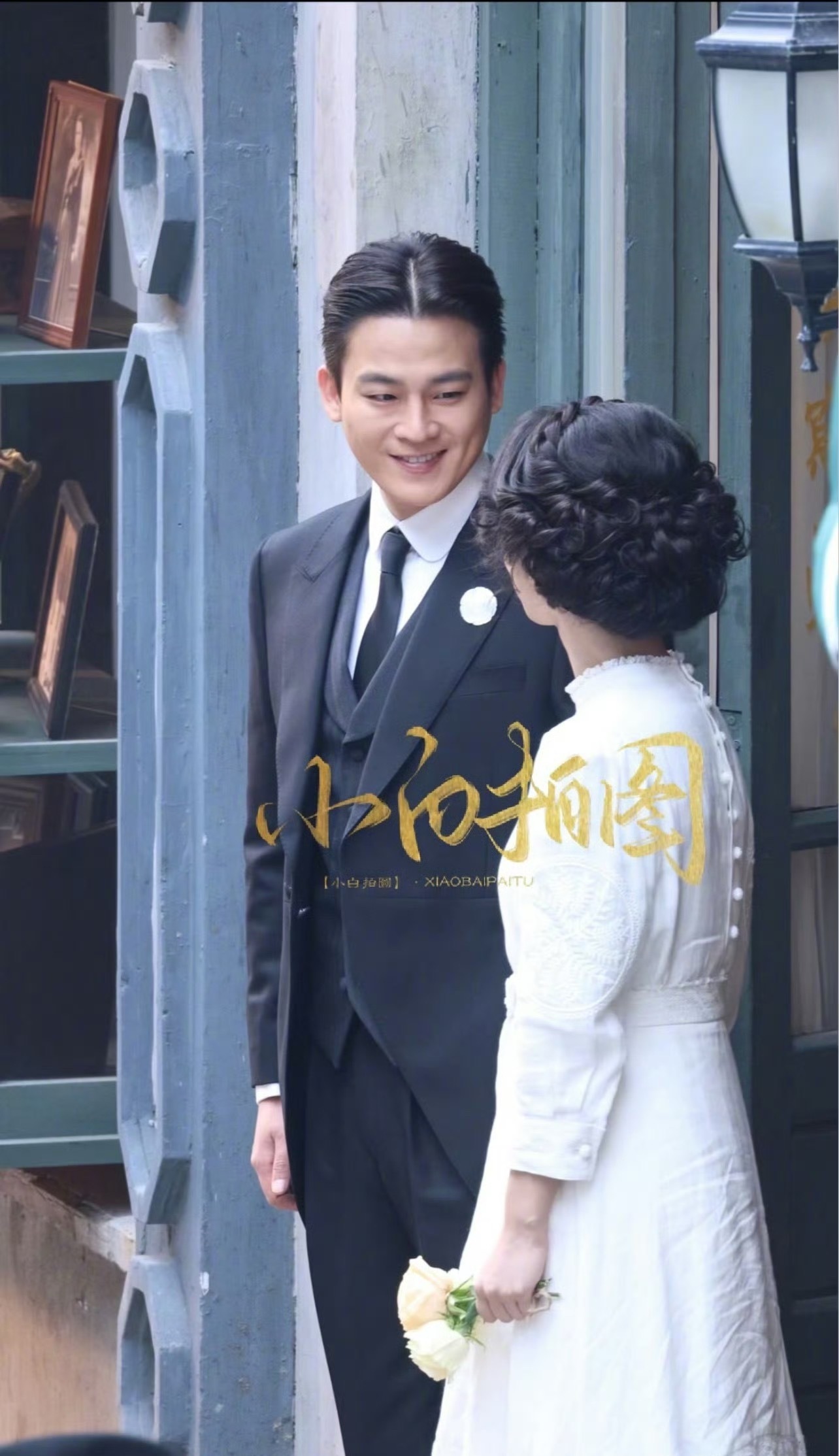 杨紫、欧豪《玉兰花开君再来》同框路透出炉。 