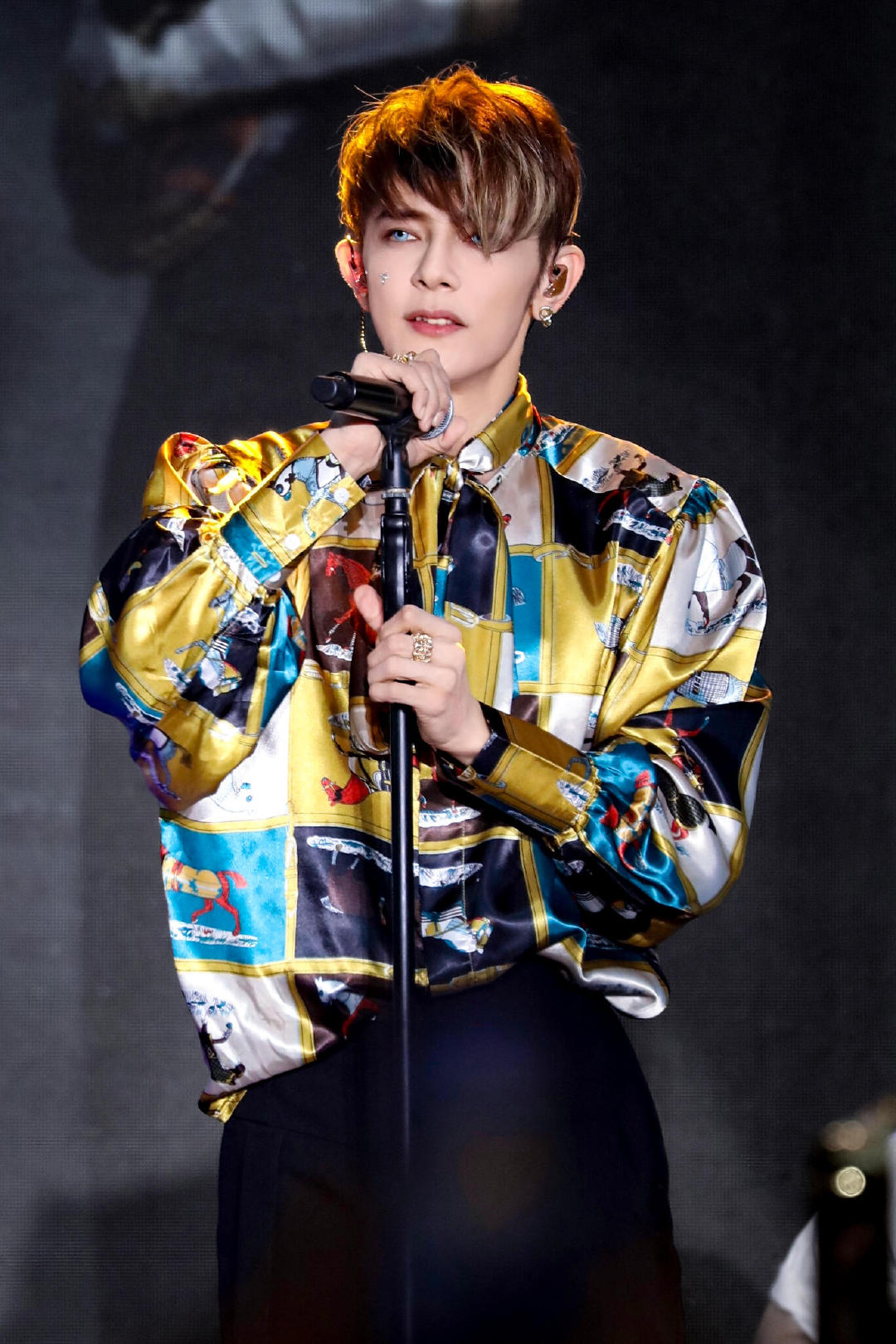 汪东城怎么拄拐了谁看汪东城拄拐不咯噔一下？机场偶遇他一身黑超帅，但拐杖太扎眼，不