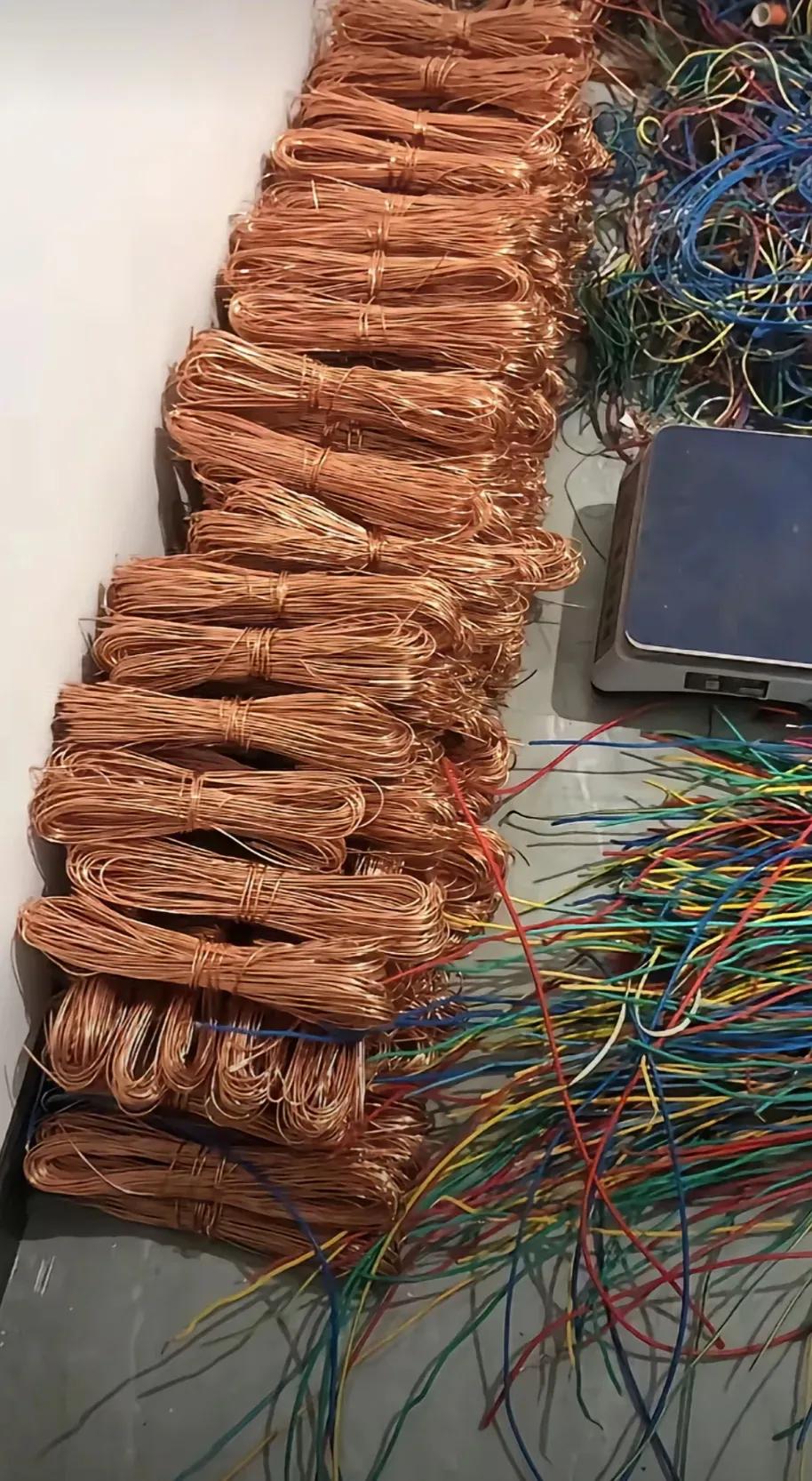 网友:
干电工的哥们说这是工地的边角料，
想问问！这话真吗？[what]