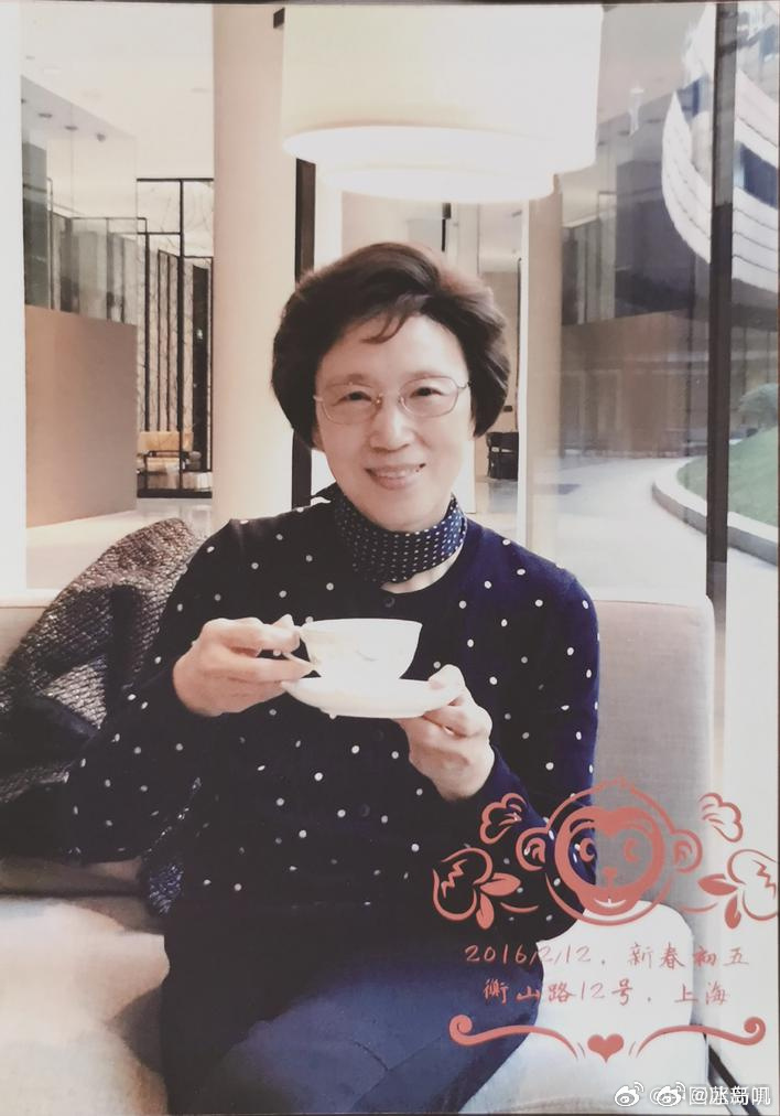 【董卿父亲发文悼念亡妻】董卿母亲癌症去世 近日，董卿父亲在《嘉兴日报》发文《吾妻