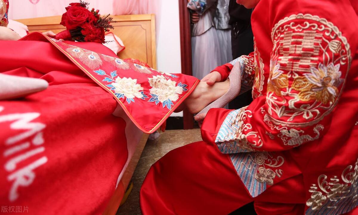 当城市白领在咖啡馆里讨论 “彩礼是否该纳入婚前财产协议” 时，偏远乡村的媒人正拿