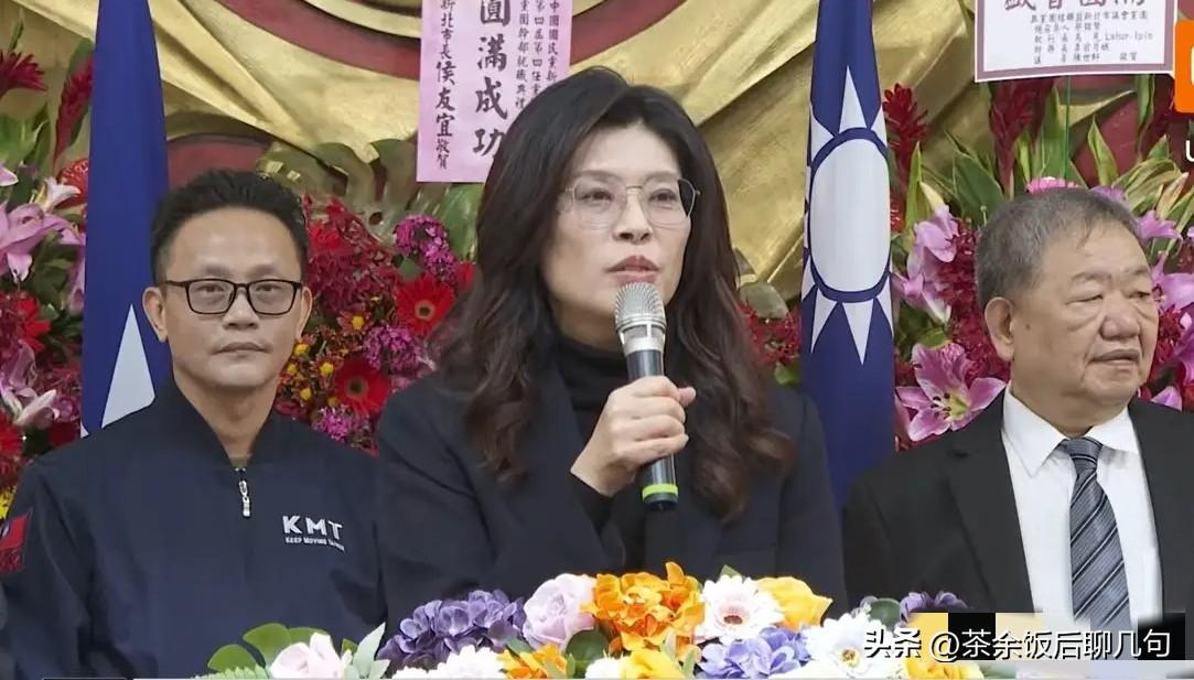 冰释前嫌！3月9日郑丽文现身新北市议会党团交接，主动和侯友宜温情同台、公开致谢，