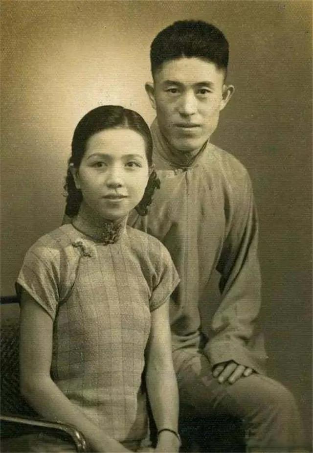1976年，一位头发花白的老妇人跳进了北京护城河。不久后，她的丈夫也纵身一跃跳进