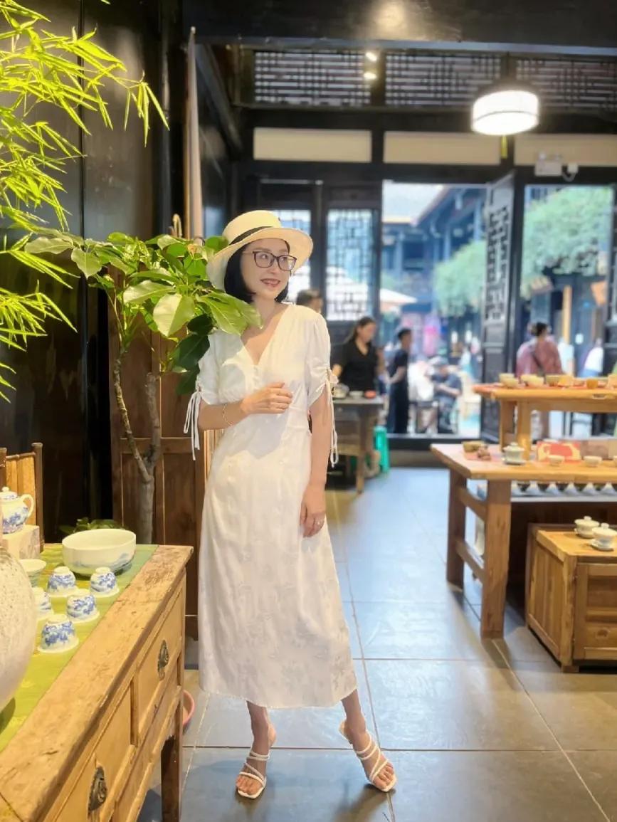 连衣裙真的是最具女人味的时尚单品，现在这个季节穿刚刚好，白色V领连衣裙，收腰的版