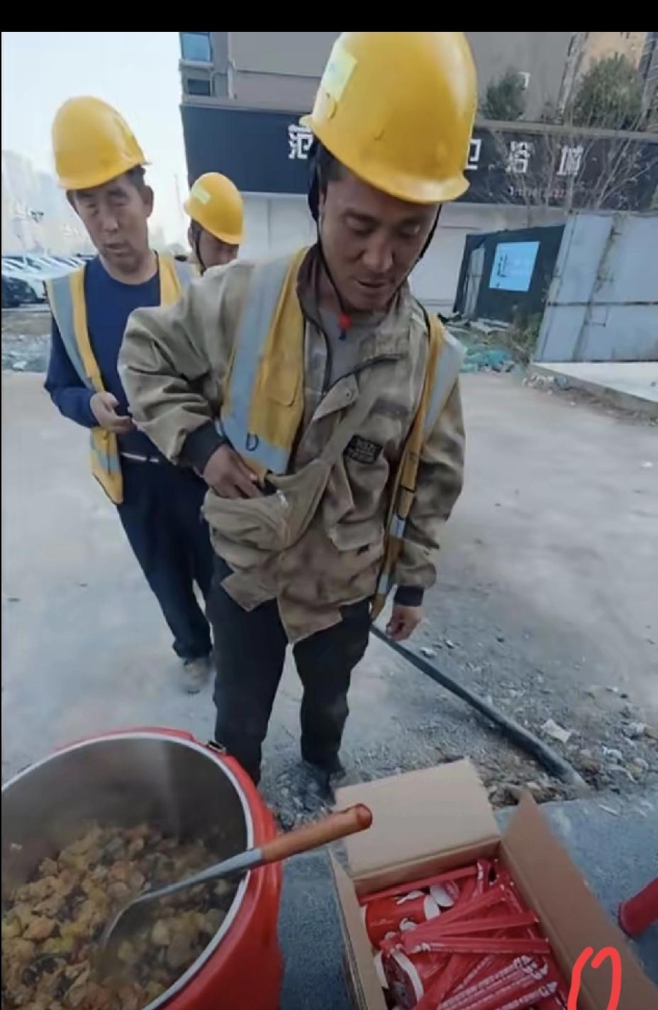 太无法无天！济南00后小伙靠手艺摆摊谋生，竟被人当众倒掉一锅热乎卤肉，这种霸道行