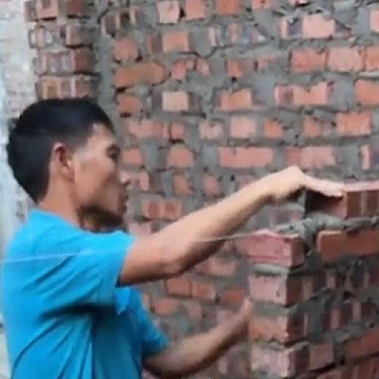 六叔人品不错，如果他的人品不好，干活不好，偷奸耍滑，那么他以前干活的那个老板是不