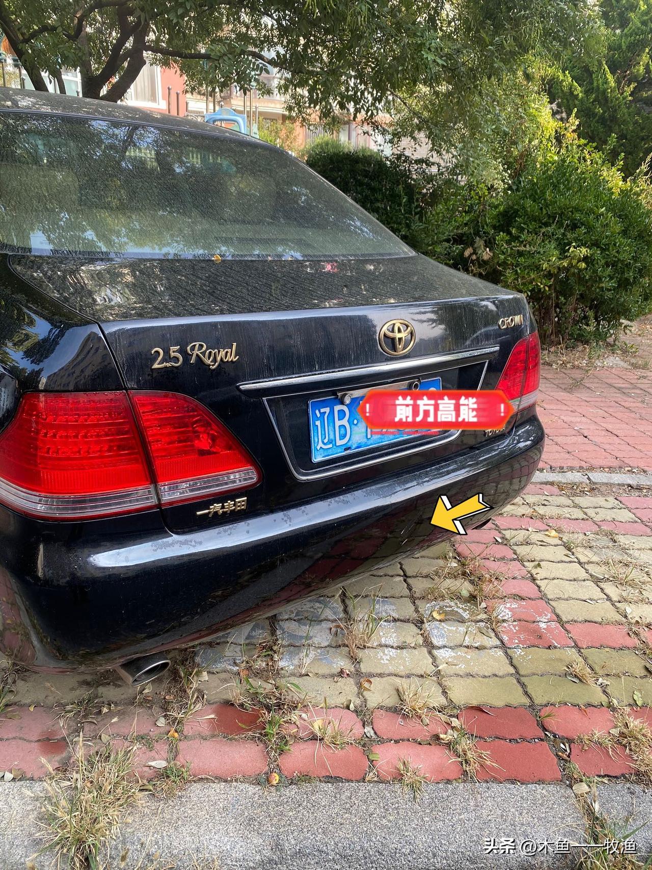 我的车停在小区马路牙子上面自己的停车位里，结果不知道被谁给撞了。我的这辆车停在路