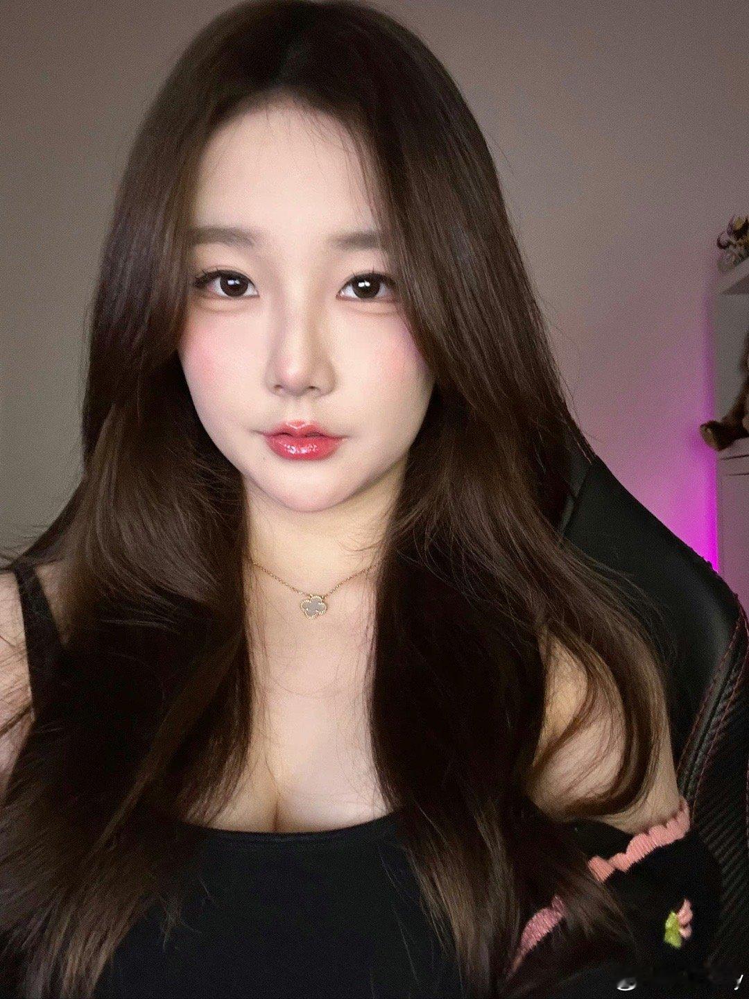 富有且慷慨！Kitty还是顶啊[舔屏][舔屏]看好你哟~kitty晒照：明天是L