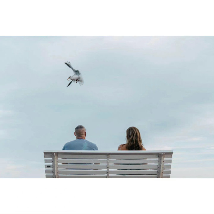 人们之间谈话失败，并不是因为缺乏智慧，而是因为自负。每一个人都希望谈论自己，或是