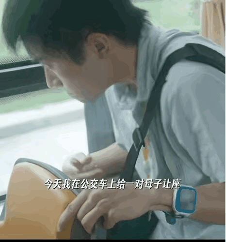 5年之后他绝对是顶级明星！即使脸抽搐成那样，在看到宝妈把孩子转过去那一瞬间的情绪
