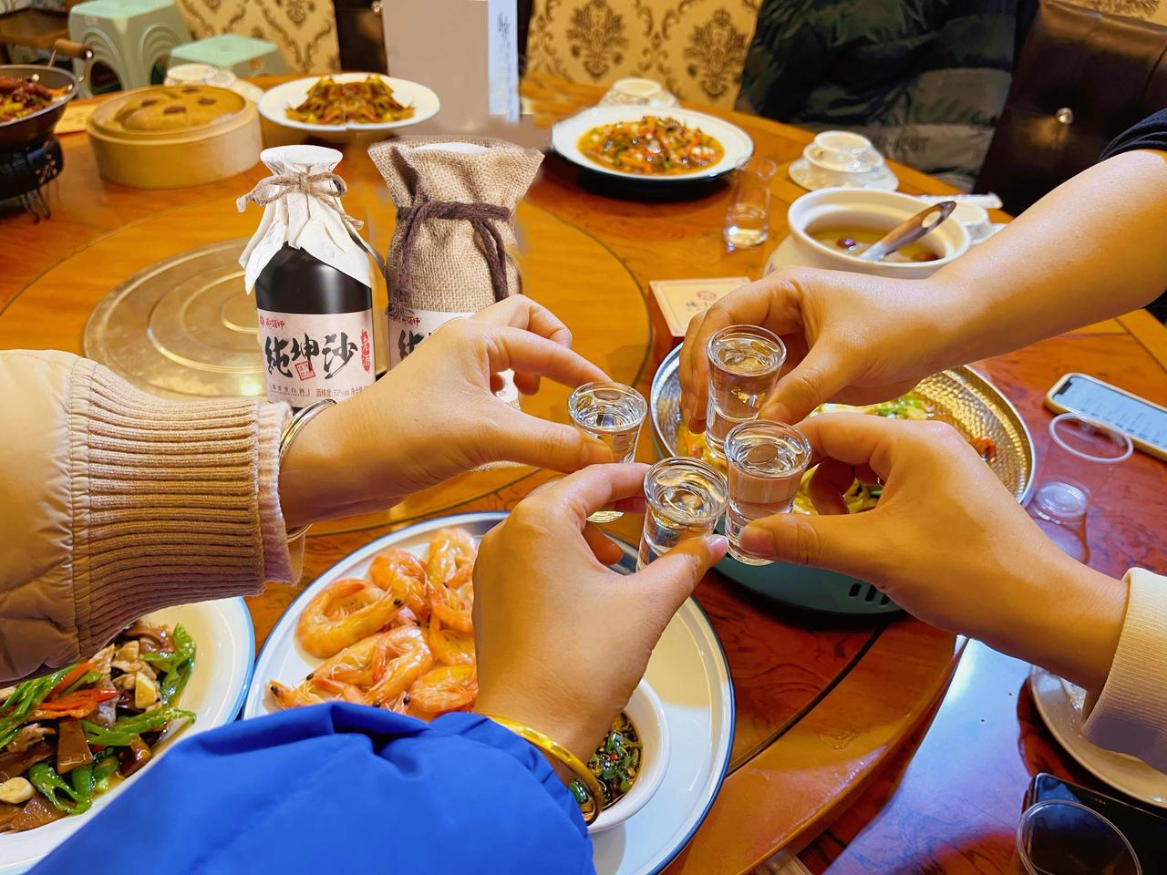 说些人性里的潜规则：

1. 有钱人不会随便请人吃饭。
2. 和经济条件差的人来