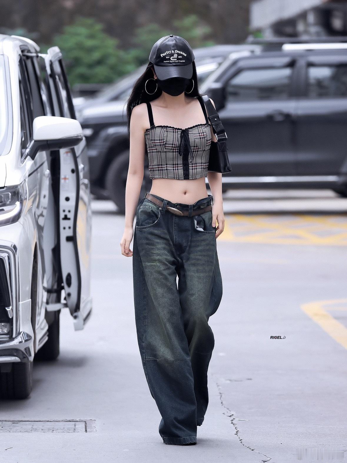 虞书欣名品腰臀比谁不羡慕虞书欣的腰啊？谁能拒绝虞书欣这种甜妹脸搭配绝佳曲线！名副