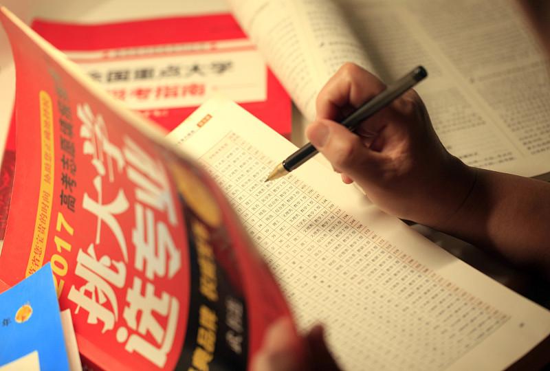 为了好专业选择211，放弃985冷门专业，应该是值得的

985院校档次，
当然