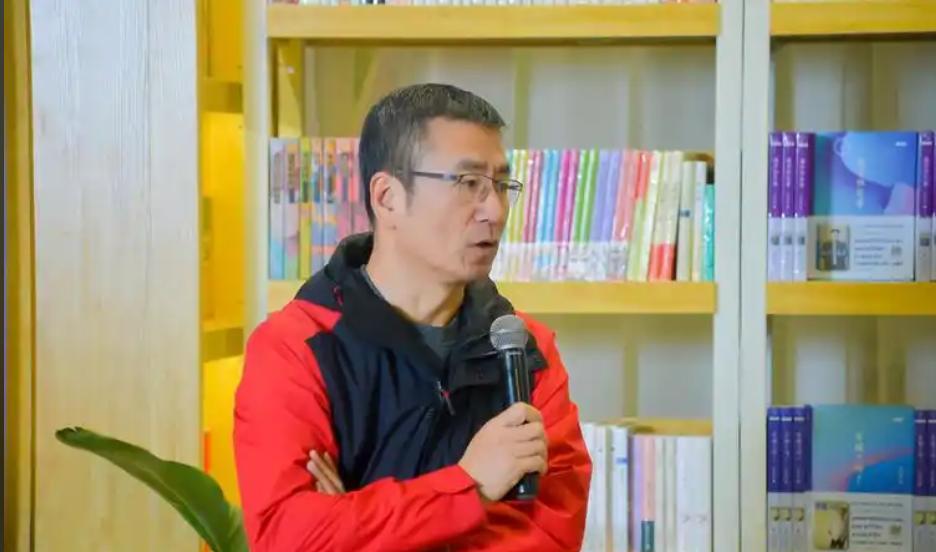 揪心！“央视一哥”白岩松被病痛折磨，和妻子用纸条交流，56岁就白发满头。网友：他