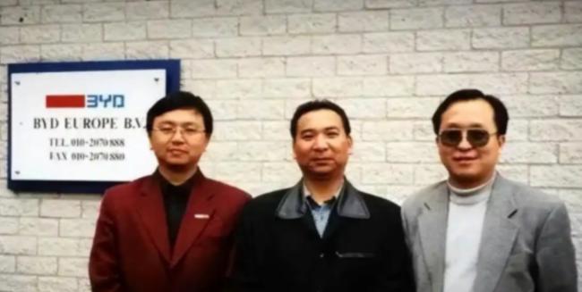 一个敢借，一个敢给，1995年，在安徽芜湖，穷表弟向富表哥借了250万，表哥毫不