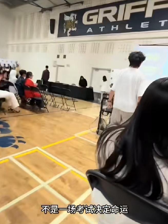 一位留学生的陪读妈妈对加拿大的教育模式很欣赏，她说人家不需要一考定终身，而是看高