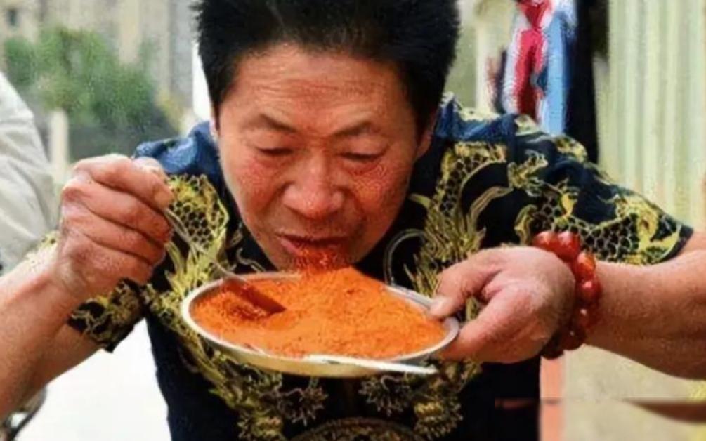 他被称为中国“辣王”，每天五斤辣椒配白酒，因连续吃下32根能让人光听着就冒汗的魔