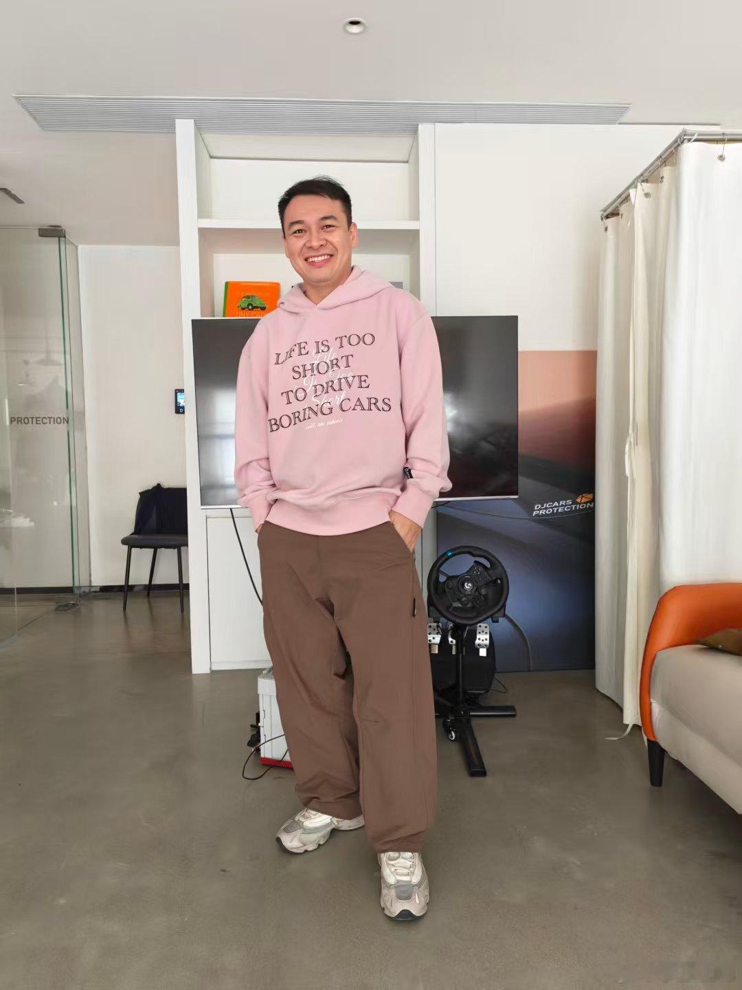 粉色都挺好看啊，阿卓硬是话好gay！ 