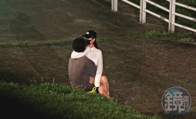 还记得两年前被狗仔拍到在河堤上激吻的朱轩洋和吴卓源吗？（补课指路👉网页链接 ）