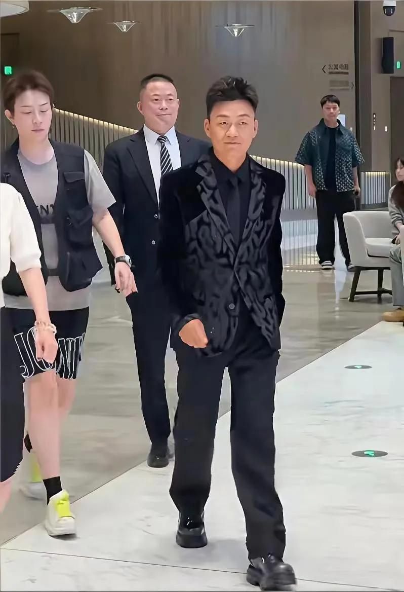 电视上看着一般般，真人巨帅，巨有型！