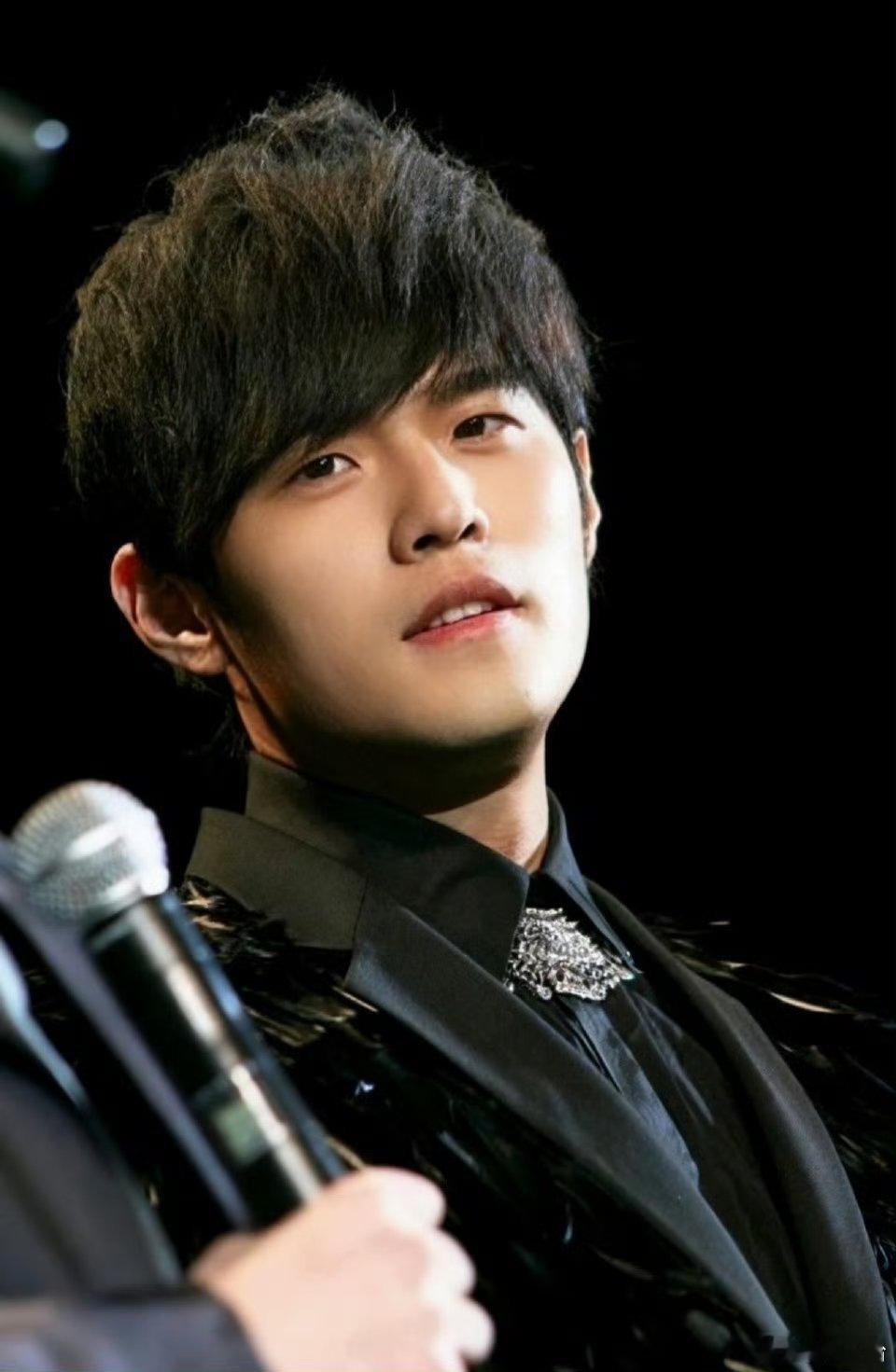 周杰伦田馥甄曾一起去英国游学 是谁这么闲，把十几年前的旧闻翻来覆去考古啊😂 都