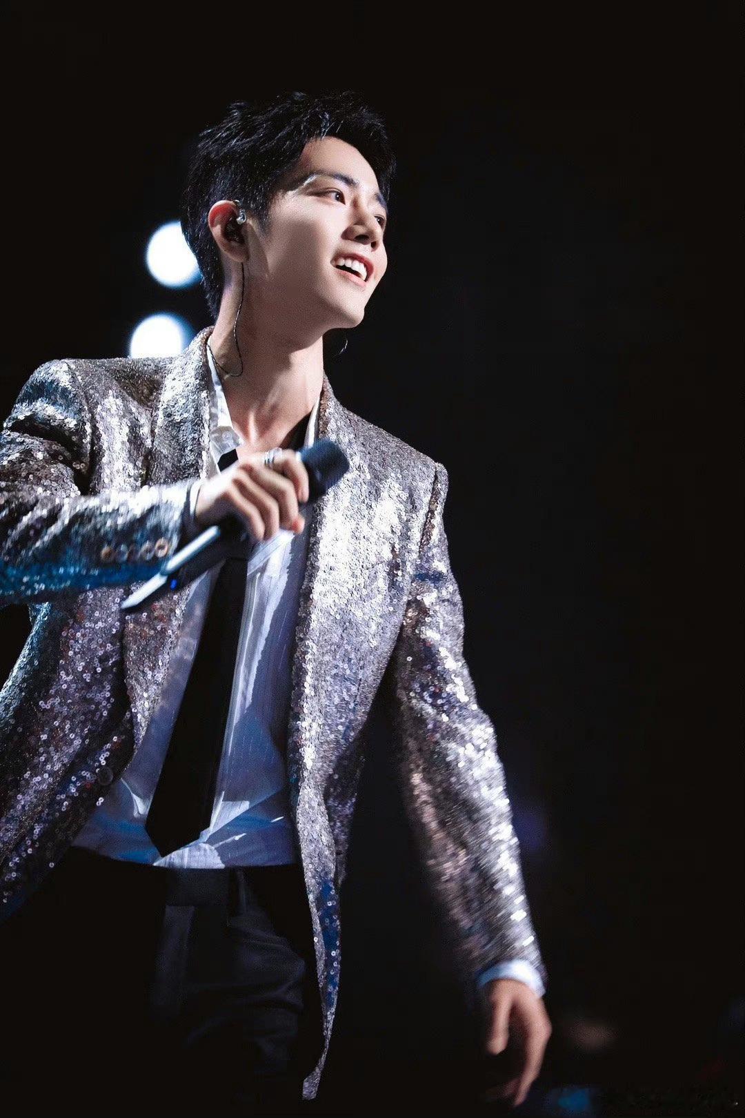 肖战往事随风舞台播放量破亿，演员歌手任何一个角色拿得出手，肖战的舞台再次征服了我