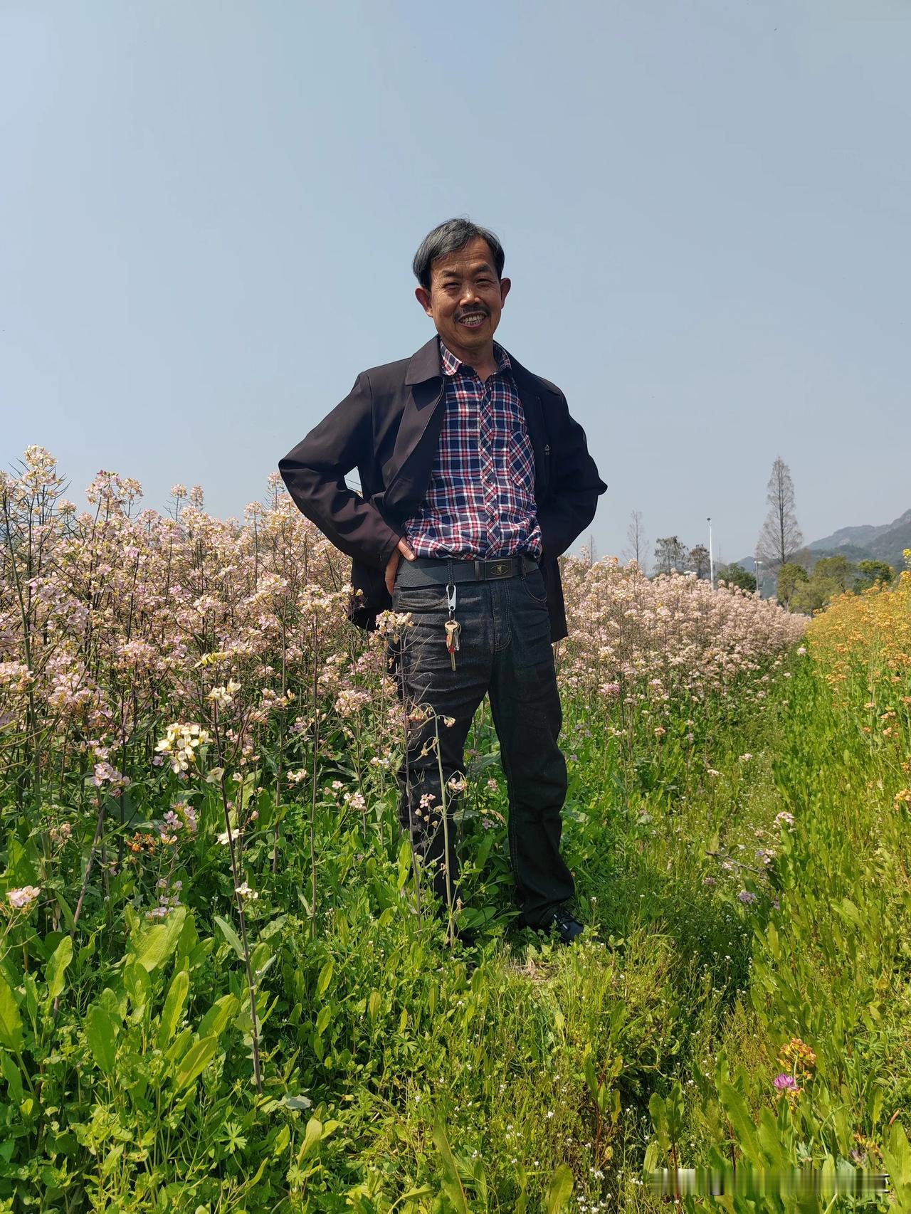 油菜花香蜂自来，
花中自有丽人现。
游人如织花丛间，
春风吹开心中花。

谢谢关