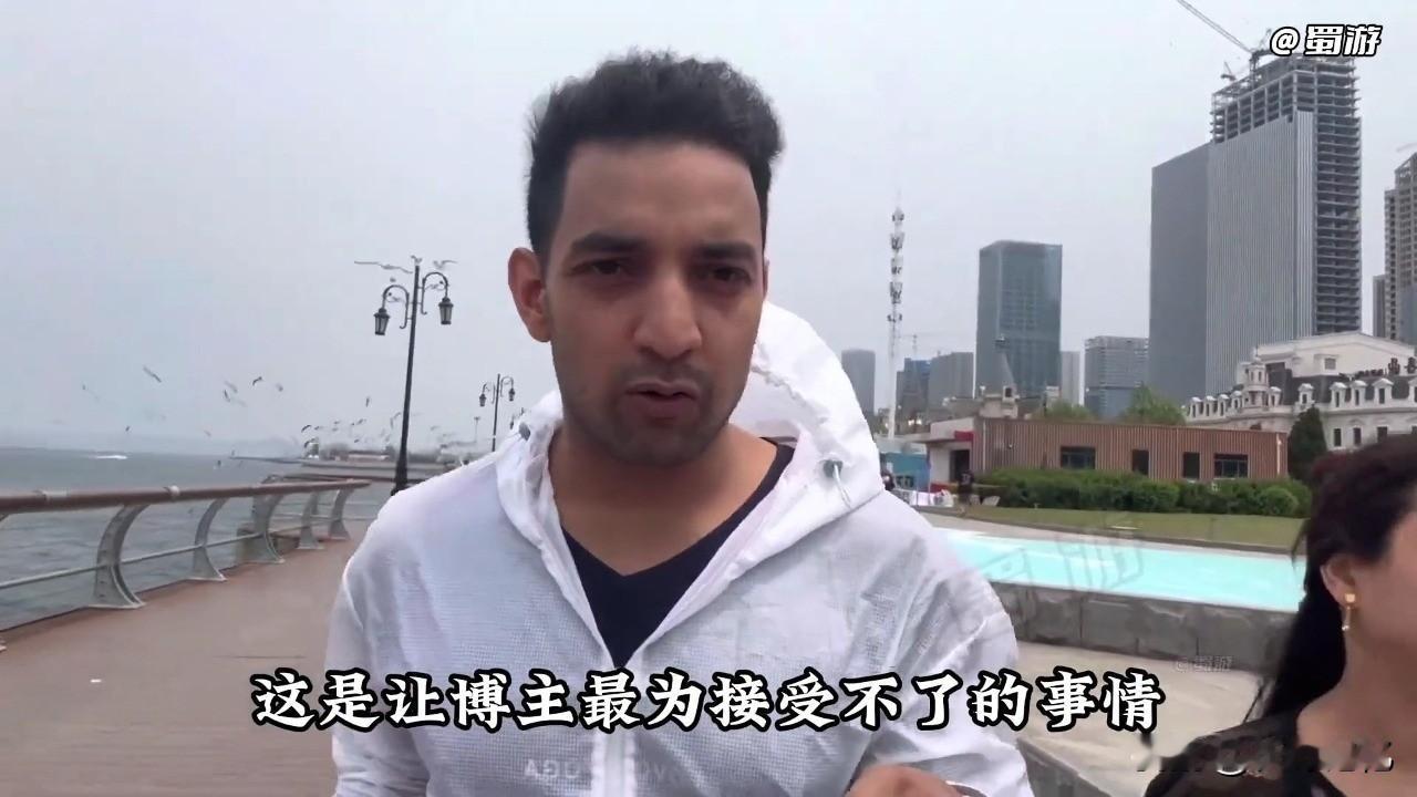 近日一名印度博主来中国旅游，结果中途他还抱怨了起来！

他说在其他国家都没有这种
