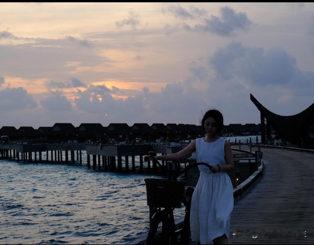 阳光洒在白裙上，她骑着车缓缓而来，那座岛因谭松韵而成了心中的神魂颠岛。谭松韵 谭