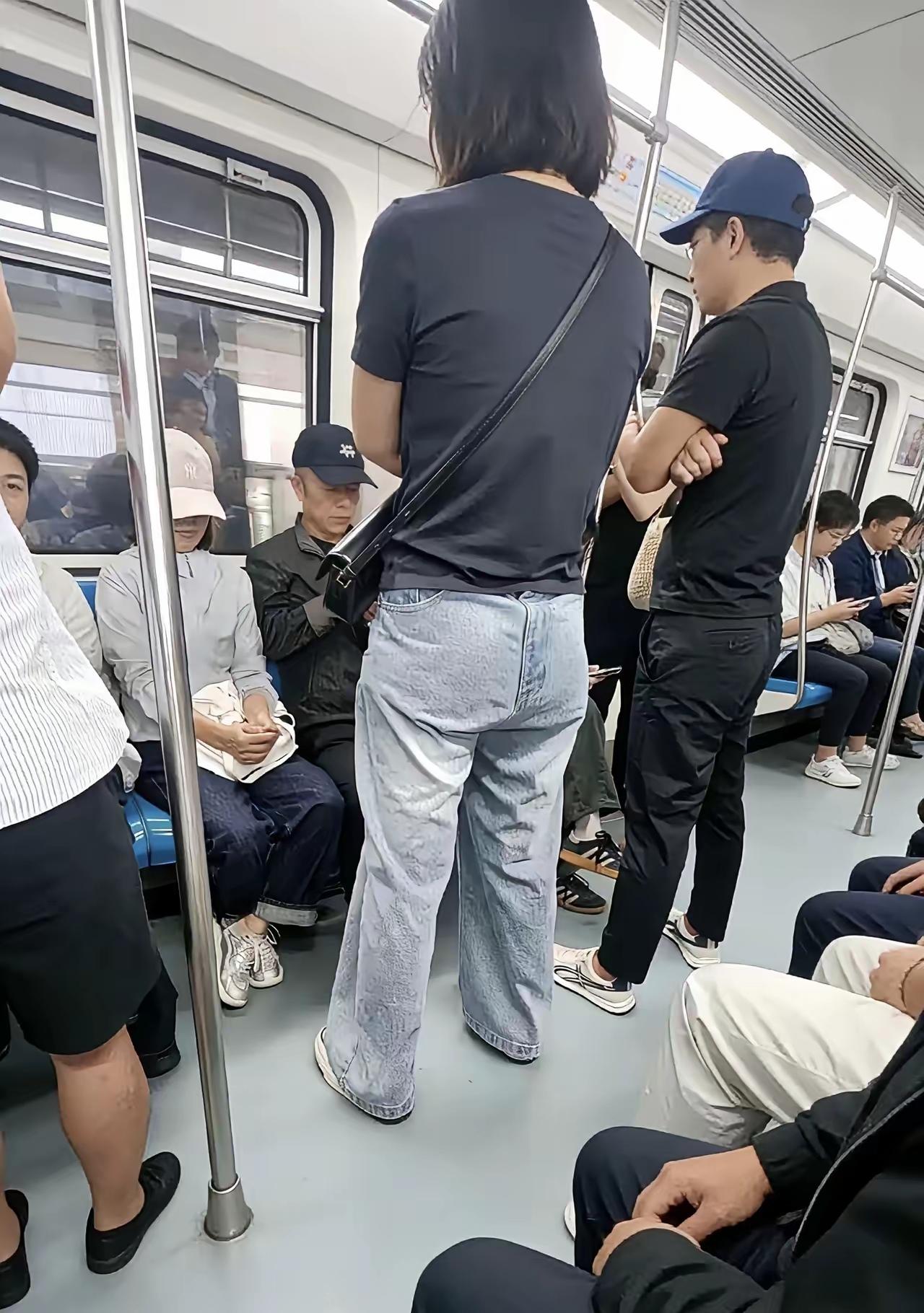 近日，地铁上一位女子成了众人焦点，她穿着浅蓝色牛仔裤，可仔细一看，裤子居然穿反了
