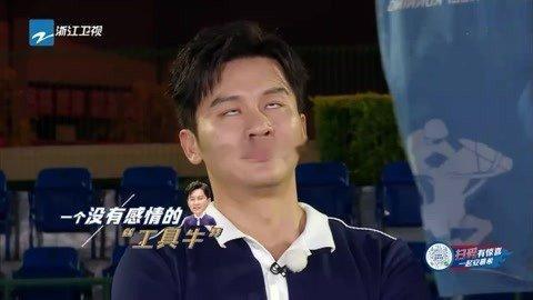 李晨好大一个白眼最新一期奔跑吧播出后，李晨的镜头片段火速冲上热搜。画面里一个细微