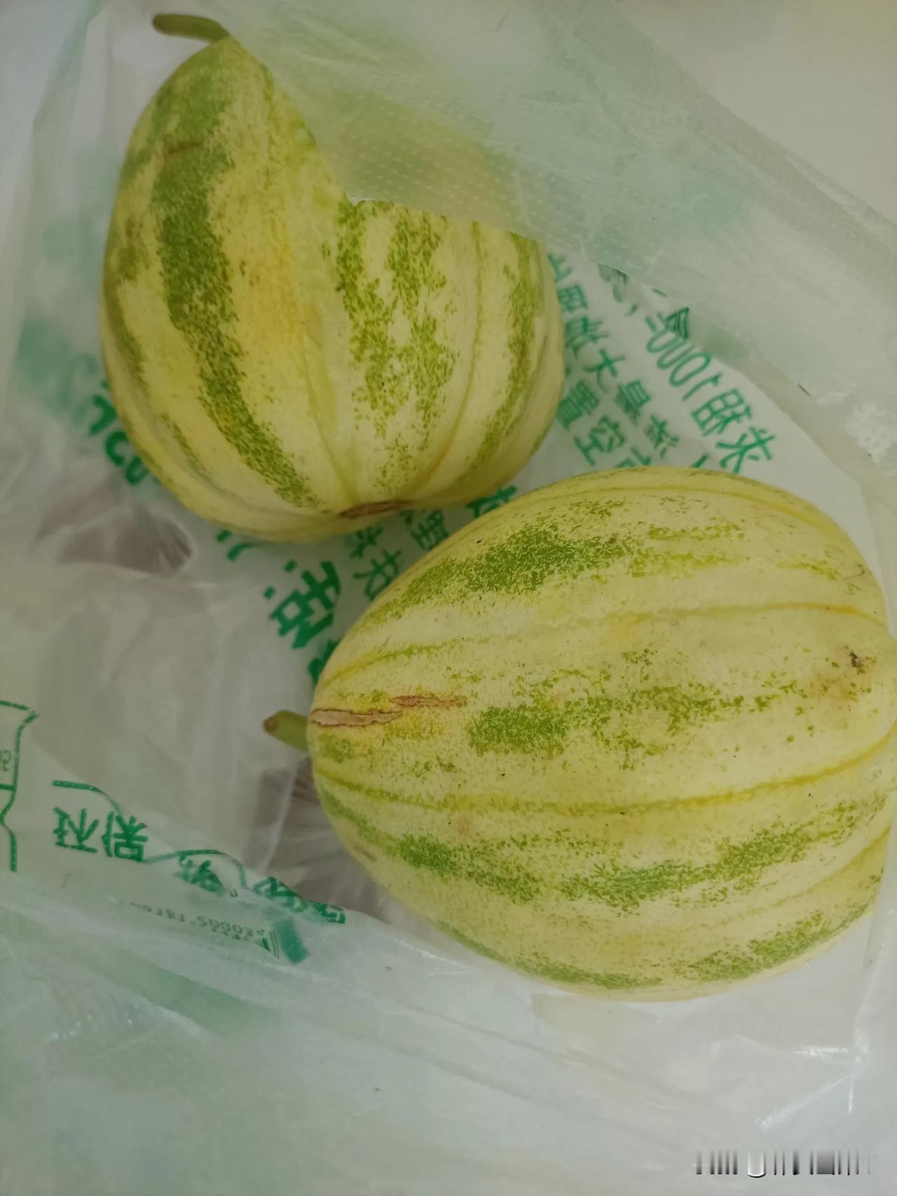 
管不住嘴，迈不开腿，还想减肥，门儿都没有。

今天说要少吃，明天说要少喝，可是