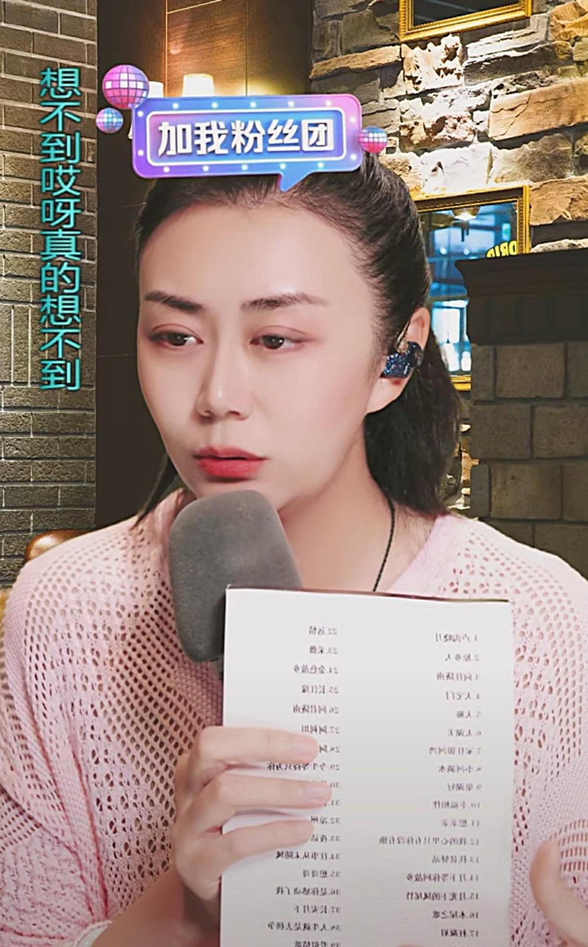 别急着划走。
这不是卖货，是歌手用42首歌和你的故事，做了一个“时光胶囊”。
媛