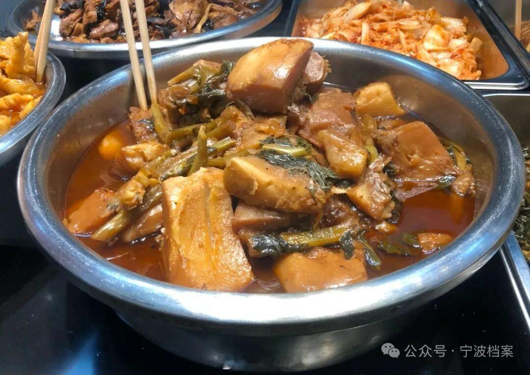 这几天宁波很冷尝尝㸆菜年糕里的温热滋味 宁波的冬天，㸆菜年糕是标志性美味。它以水