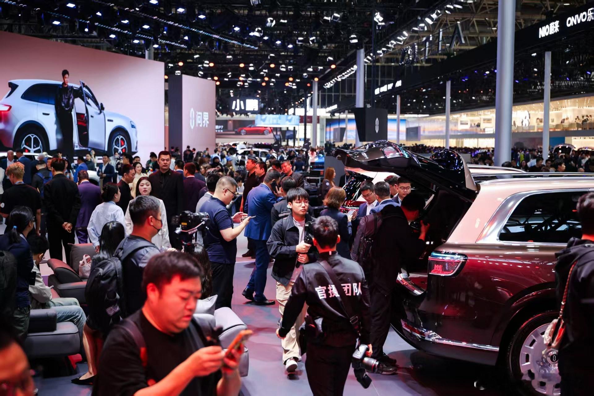 4月24日，北京车展现场，问界M6上市即开启批量交付，交付即热销，市场热度持续高